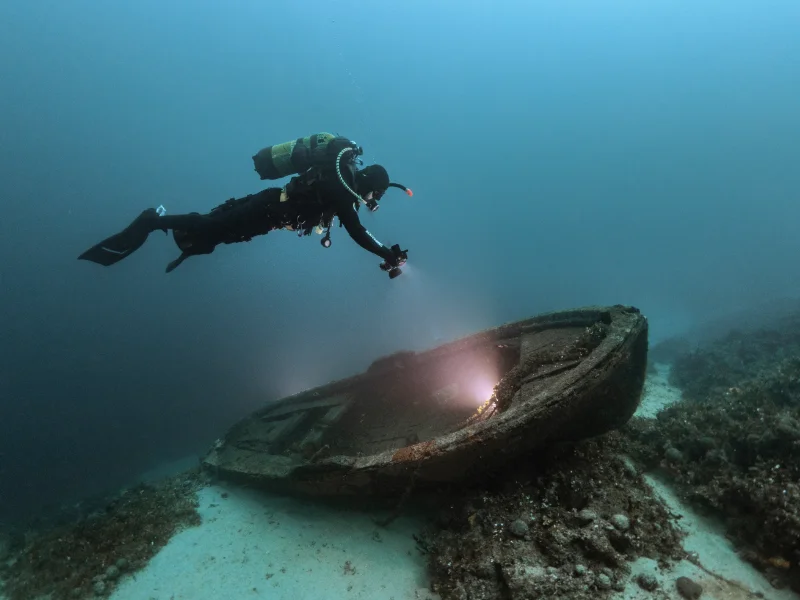 eua-tilegrafos-area-small-boat